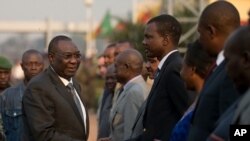 Presiden Republik Afrika Tengah (CAR), Michel Djotodia (kiri) berjabat tangan dengan para pejabat negaranya sebelum bertolak ke Chad, di bandara Mpoko, Bangui, Repulik Afrika Tengah (7/1).