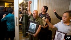 First lady Melania Trump visits the ancient statue of Sphinx, with the body of a lion and a human head, at the historic site of Giza Pyramids in Giza, near Cairo, Egypt, Oct. 6, 2018.