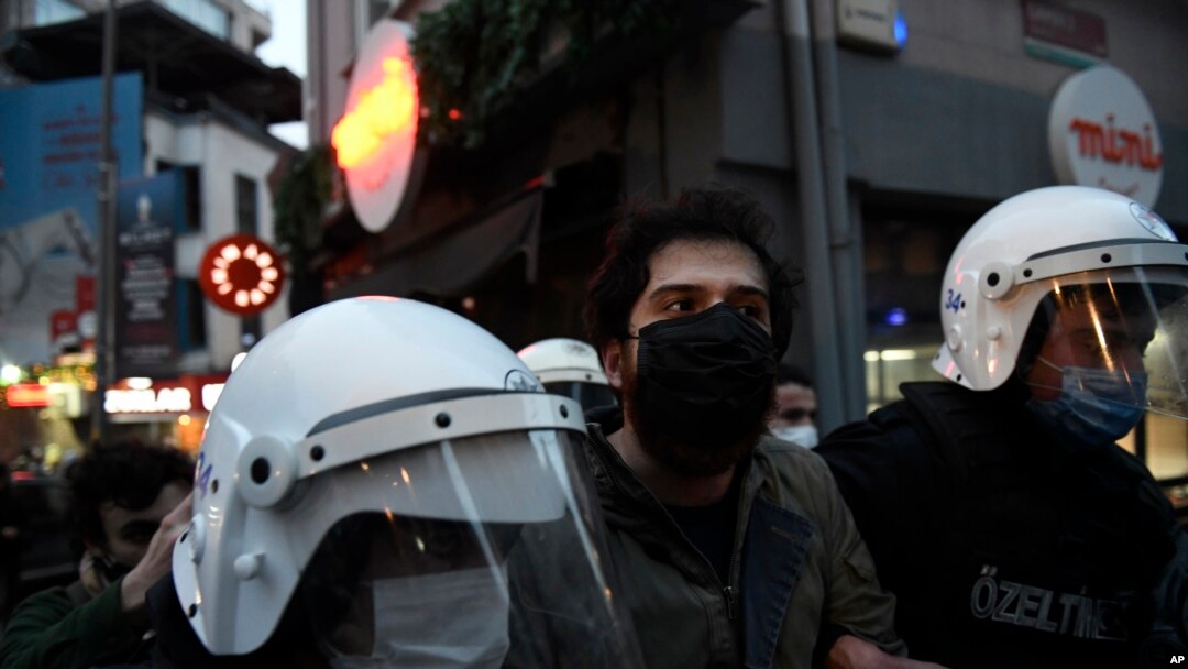 Polisi Turki menangkap seorang mahasiswa dalam aksi unjuk rasa yang berakhir dengan bentrokan di Universitas Bogazici , Istanbul, 2 Februari 2021. (AP Photo/Omer Kuscu)