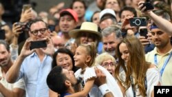 Novak Đoković slavi sa ćerkom posle pobede u finalu (Foto: ANGELA WEISS / AFP)