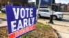 Un cartel en Atlanta, Georgia, anuncia el comienzo de la votación anticipada para dos puestos para el Senado federal.