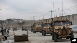 지난해 3월 아프가니스탄 카불에서 나토연합군 소속 영국 군인들이 순찰하고 있다. (자료사진)