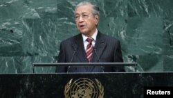 Perdana Nenteri Malaysia Dr. Mahathir Mohamad berpidato di depan Sidang Umum PBB di New York hari Jumat (28/9).