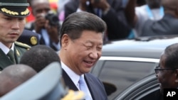 Le Président chinois Xi Jinping , et le Président zimbabwéen Robert Mugabe , à son arrivée à Harare, au Zimbabwe , le mardi 1er décembre 2015. 