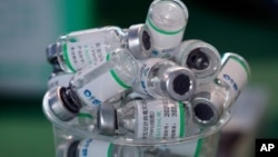 ARHIVA - Prazne bočice kinske vakcine Sinopharm.