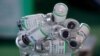Des flacons vides du vaccin chinois Sinopharm reposent dans une tasse pendant une campagne de vaccination prioritaire COVID-19 des agents de santé dans un hôpital public de Lima, au Pérou, mercredi 10 février 2021.
