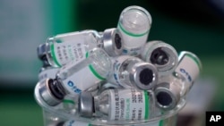 Des flacons vides de vaccin Sinopharm de Chine sont placés dans un gobelet lors d'une campagne de vaccination prioritaire COVID-19 des travailleurs de la santé dans un hôpital public de Lima, au Pérou, le mercredi 10 février 2021. 