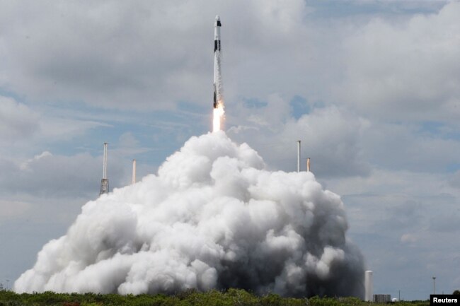 Roket SpaceX Falcon 9 lepas landas membawa kru SpaceX-9 NASA, Nick Hague, dan kosmonaut Roscosmos Alexander Gorbunov, ke Stasiun Luar Angkasa Internasional dari Stasiun Angkatan Luar Angkasa Cape Canaveral di Cape Canaveral, Florida, AS, 28 September 2024. (Foto: Reuters)