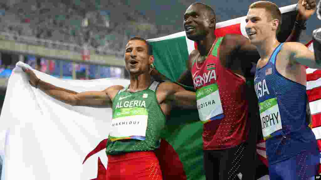 David Lekuta Rudisha, Taoufik Makhloufi et Clayton Murphy au stade olympique à Rio de Janeiro, le 15 août 2016.