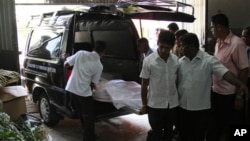 Sri Lankan workers carry the body of the Priyantha Sirisena, President Maithripala Sirisena's youngest brother, to a funeral parlor in Colombo, March 28, 2015.