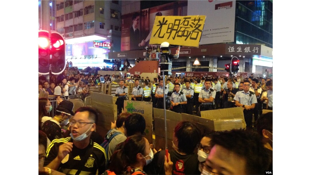 香港警民在旺角對峙