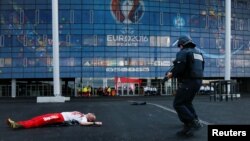 Les forces de police française opèrent lors d'un exercice de sécurité pour être préparées face aux risques d'attaques terroriste à l'extérieur du Parc Olympique Lyonnais (Stade des Lumieres), à Decines, près de Lyon, France, le 30 mai 2016.