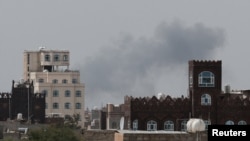 دود ناشی از انفجاری در نزدیکی فرودگاه صنعا (دوشنبه ۲۲ تیر)