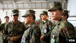 Sĩ quan quân đội Thái Lan kiểm tra cuộc di tản giả tưởng trong cuộc tập trận đa quốc Hổ Mang Vàng 2015.