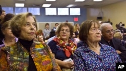 Para manula mendengarkan debat kandidat Partai Republik dan Partai Demokrat di Pusat Manula Fort Hamilton di Brooklyn, New York. (Foto: Dok)