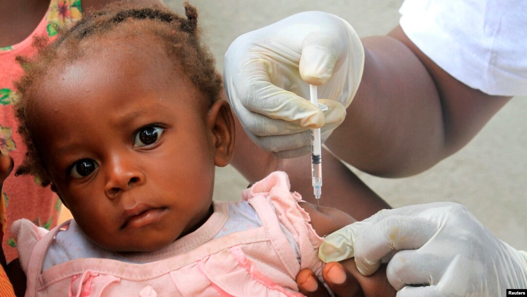 Tim UNICEF memberikan vaksinasi polio kepada anak-anak di gereja St. Ambrose di Abidjan, Cote d'Ivoire, 9 Maret 2011.