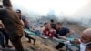 Palestinci spasavaju preživele izraelskog vazdušnog napada u Gazi(Foto: AP /Hatem Ali)