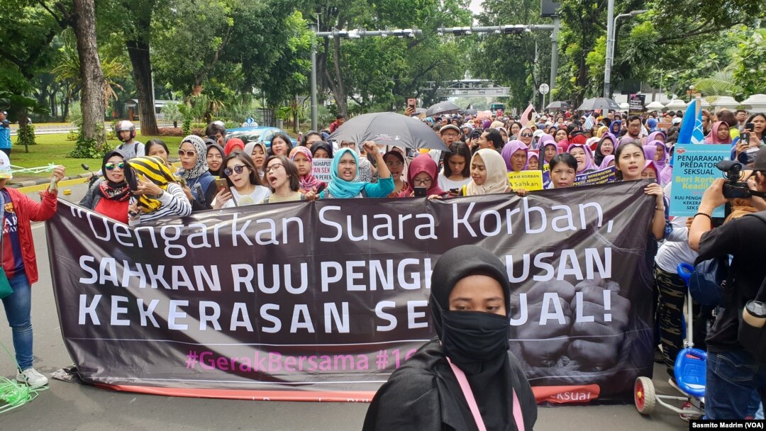 Ilustrasi desakan penghapusan kekerasan seksual terhadap perempuan. (Foto: VOA/Sasmito Madrim) 
