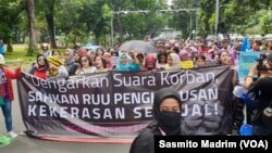 Ilustrasi desakan penghapusan kekerasan seksual terhadap perempuan. (Foto: VOA/Sasmito Madrim) 