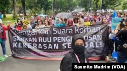 Para aktivis melakukan aksi unjuk rasa untuk mendesak segera disahkannya RUU Penghapusan Kekerasan Seksual. (Foto: VOA/Sasmito Madrim) 