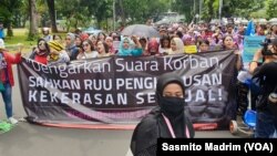 Ilustrasi desakan penghapusan kekerasan seksual terhadap perempuan. (Foto: VOA/Sasmito Madrim) 