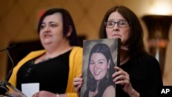 Familiares recuerdan y piden justicia por las víctimas de la matanza escolar de Sandy Hook en Connecticut.