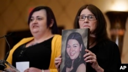 Mary D'Avino (kanan) menunjukkan foto anaknya Rachel D'Avino, yang tewas tertembak dalam tragedi penembakan di Sekolah Dasar Sandy Hook di Newtown, dalam konferensi pers di Trumbull, Connecticut, pada 15 Februari 2022. (Foto: AP/Seth Wenig)