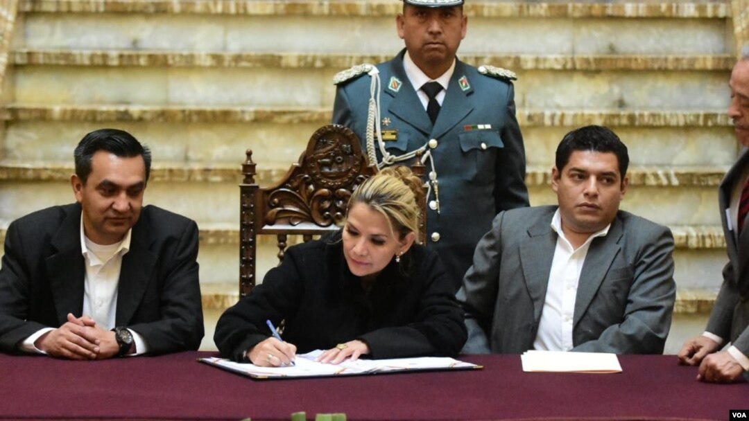 Presidenta interina, Jeanine Áñez, en el acto de promulgación de un Decreto Supremo para la indemnización a familiares de las víctimas de sucesos de octubre y noviembre 2019. Foto: Yuvinka G. Avilez.