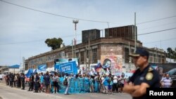 ARCHIVO - Manifestantes bloquean una calle durante una protesta contra las reformas económicas del presidente Javier Milei en Buenos Aires, Argentina, el 28 de diciembre de 2023.