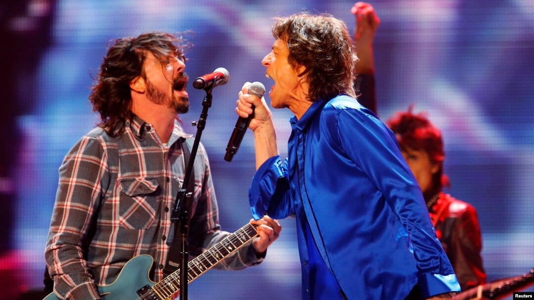 Dave Grohl (kiri) dari band Foo Fighters tampil bersama Mick Jagger dari band legendaris, The Rolling Stones, dalam konser tur The Rolling Stones' "50 & Counting" di Anaheim, California, 18 Mei 2013. (Foto: Mike Blake/Reuters) 