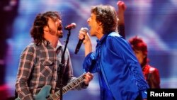 Dave Grohl (kiri) dari band Foo Fighters tampil bersama Mick Jagger dari band legendaris, The Rolling Stones, dalam konser tur The Rolling Stones' "50 & Counting" di Anaheim, California, 18 Mei 2013. (Foto: Mike Blake/Reuters) 