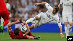 Cristiana Ronaldo du Real Madrid et Xani Alonso du Bayern lors du match de quart de finale de la Ligue des champions au stade Santiago Bernabeu à Madrid, Espagne, 18 avril 2017.