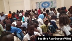 Des jeunes sensibilisés à leurs droits pour mieux se protéger contre certaines tentations et des abus, à Dakar, Sénégal, 15 septembre 2018. (VOA/Seydina Aba Gueye)