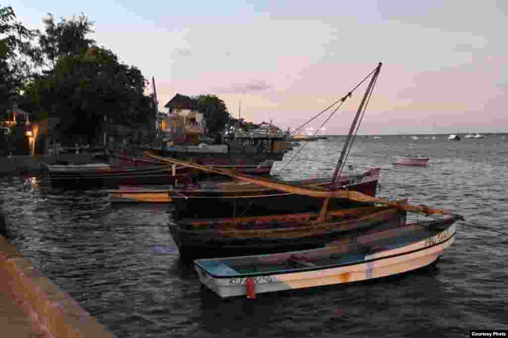 Lamu&rsquo;s historic old harbor, where traditional fishing boats have been jostling for space for centuries, Nov. 25, 2014. (VOA / Hilary Heuler)