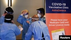 Staf medis bekerja di ruang tunggu di klinik vaksinasi COVID-19 di Bankstown Sports Club saat kota tersebut mengalami lockdown yang diperpanjang, di Sydney, Australia, 3 Agustus 2021. (Foto: Reuters)