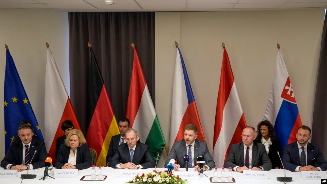 Los ministros de Interior (de izq a der) de Polonia, Bartosz Grodecki; Alemania, Nancy Faeser; Hungría, Sandor Pinter; la República Checa, Vit Rakusan; Austria, Gerhard Karner y Eslovaquia, Matus Sutaj Estok, en Szeged, Hungría, el 27 de noviembre de 2023.