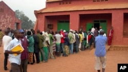 People stand in line to vote at a school serving as a polling station in Bangui, capital of the Central African Republic, 23 Jan 2011