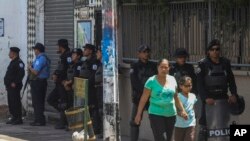 La policía hace guardia afuera de una iglesia el domingo 19 de mayo de 2019. AP