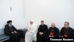 El papa Francisco se reúne con el principal clérigo chiíta de Irak, el gran ayatolá Ali al-Sistani, en Najaf, Irak, el 6 de marzo de 2021. [Foto: Vía Reuters]