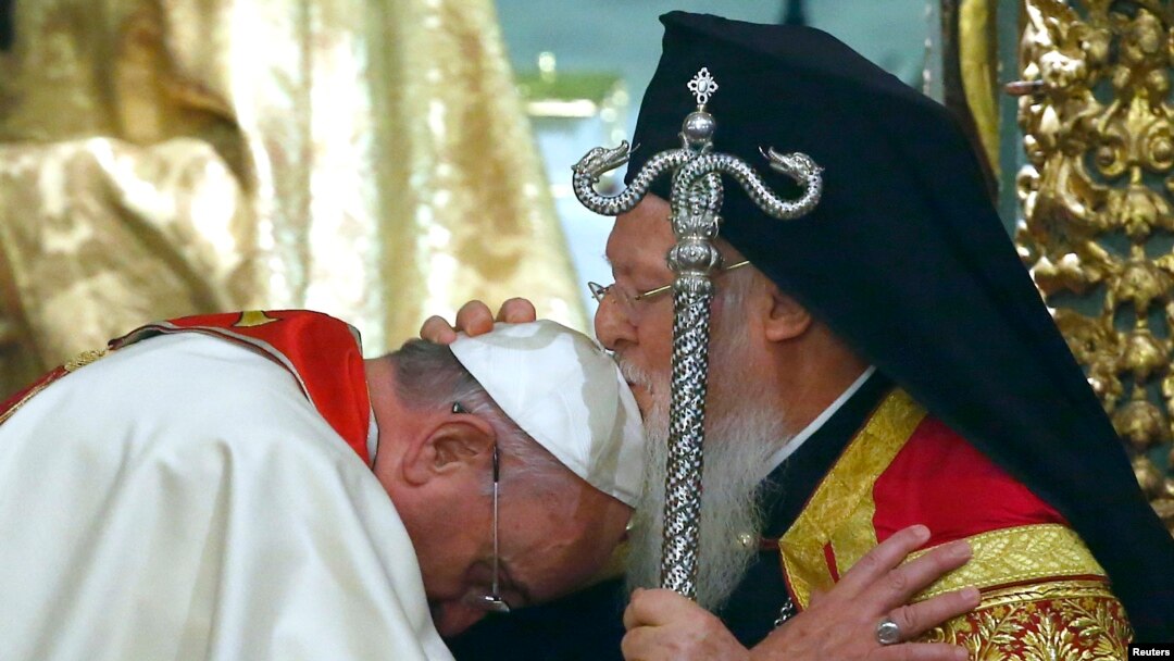 Patriark Ekumenis Bartolomeus, pemimpin spiritual 300 juta umat Kristen Ortodoks di seluruh dunia mencium kepala Paus Fransiskus.