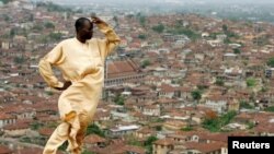 Yinka Sotomi se dresse au sommet d'Oluma Rock, un site spirituel pour la tribu Yoruba, surplombant la ville d'Abeokuta dans le sud du Nigeria, le 16 avril 2007.