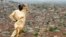 Yinka Sotomi se dresse au sommet d'Oluma Rock, un site spirituel pour la tribu Yoruba, surplombant la ville d'Abeokuta dans le sud du Nigeria, le 16 avril 2007.