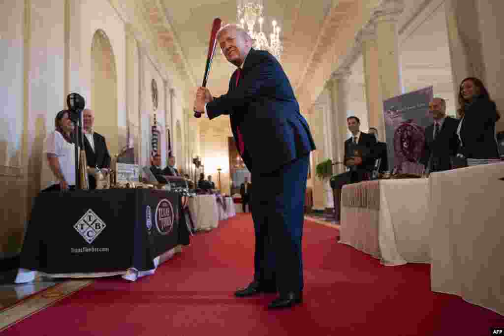 وائٹ ہاؤس میں چھوٹے کاروباری اداروں کی حوصلہ افزائی کے لیے جولائی 2020 میں ہونے والی ایک تقریب میں صدر ٹرمپ بیس بال بیٹ گھما رہے ہیں۔