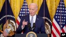 ARCHIVO - El presidente Joe Biden habla durante un evento en la Casa Blanca, Washington, el 23 de febrero de 2024.