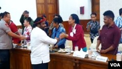 Staf Khusus Presiden untuk Papua Lenis Kagoyo, saat bertemu dengan perwakilan mahasiswa dan pelajar Papua di Surabaya, di Gedung Negara Grahadi, Surabaya, 20 Agustus 2019. (Foto: Petrus Riski/VOA)