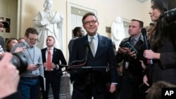 Ketua DPR Amerika berbicara dengan para wartawan setelah meloloskan RUU anggaran sementara untuk menghindari penutupan kegiatan pemeerintah, di Gedung Capitol, Washington, Jumat, 20 Desember 2024. (Foto: Jose Luis Magana/AP Photo)