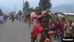 Displaced families flee renewed fighting between the Congolese Revolutionary Army (CRA) and Congolese army in Mugunga, near Goma, November 22, 2012. 