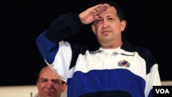 Presiden Venezuela Hugo Chavez memberikan penghormatan di bandara Havana, Kuba sebelum kembali ke Venezuela (4/7).