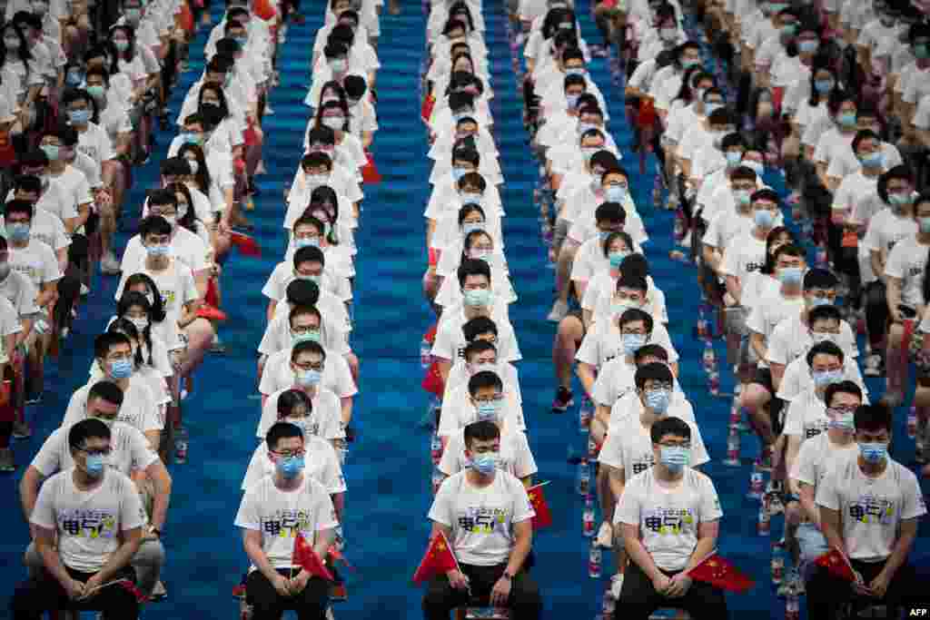 중국 우한의 후아종 과학기술대학 졸업식에 7천여명 학생들이 참석했다.