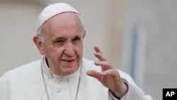 Archivo. El papa Francisco llega a su audiencia semanal de los miércoles el 19 de septiembre de 2018 en la Plaza de San Pedro, en el Vaticano.